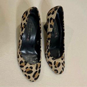 Adorable leopard print wedges.